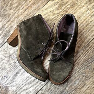 Robert Clergerie Olive Suede Lace Up Ankle Boots w/Rubber Soles Size 6 1/2